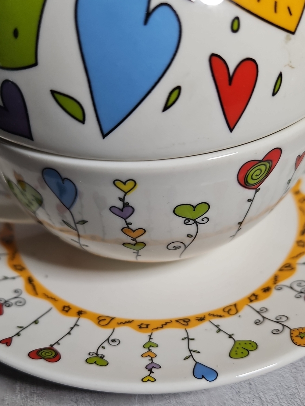G. Wurm Tea for One porcelain set featuring a vibrant heart & butterfly pattern - Picture 2 of 3